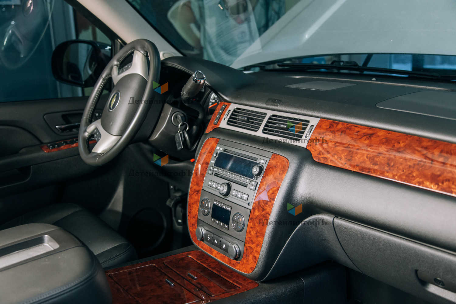 Полировка деревянных панелей салона Chevrolet Tahoe